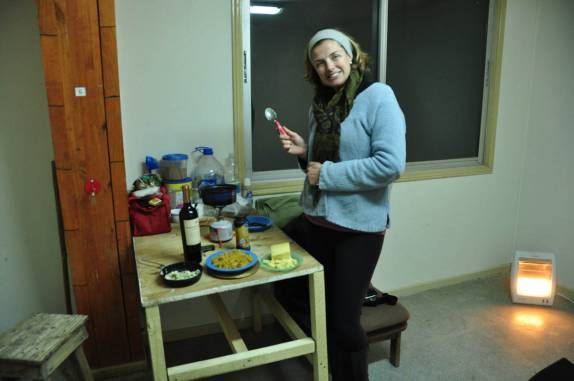 A Ana prepara nosso jantar no prédio da aduana chilena, no Paso San Francisco, a caminho de Copiapo